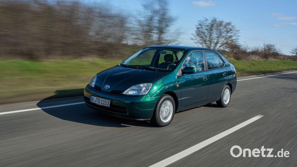 Hässliches Entlein und Elektro-Pionier: Ob man das Design des Toyota Prius nun mag, bleibt Geschmacksache. Seine Vorreiterrolle in Sachen Elektromobilität ist aber unbestritten. (Archivbild) Bild: Toyota/dpa-tmn
