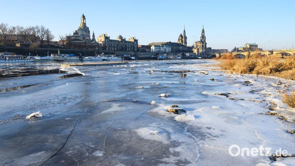 Vereist ist das Elbufer vor der historischen Altstdtkulisse im Januar Bild: Robert Michael/dpa