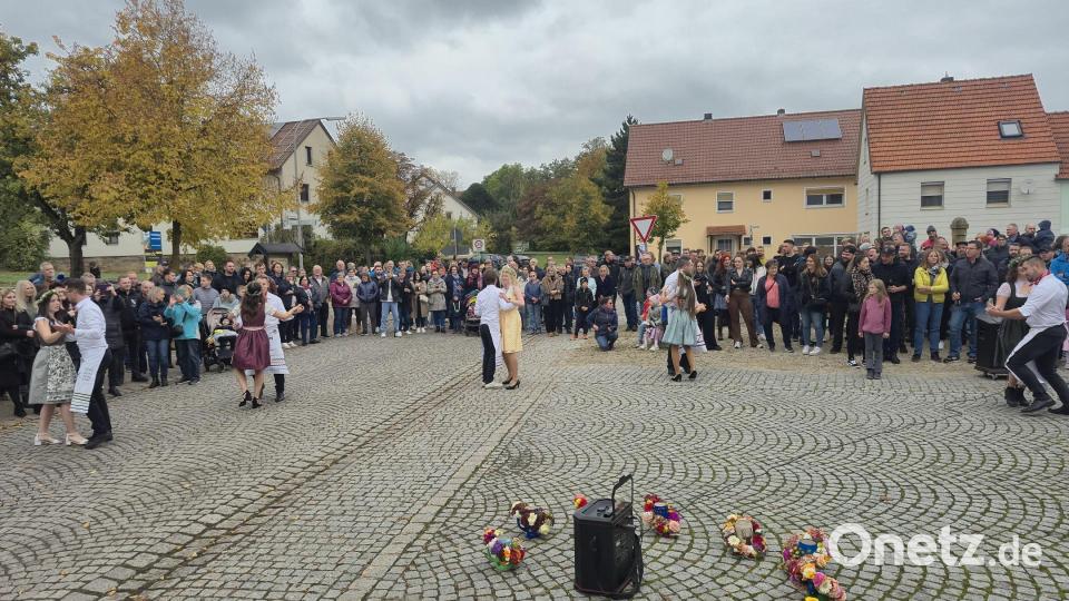 13 Kirwapaare präsentierten sich am Dorfplatz den Zuschauern. Bild: whü