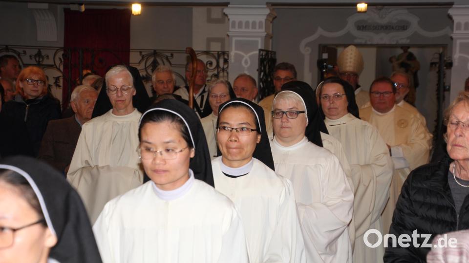 Einzug der Schwestern und der Priester in die Klosterkirche. Bild: kro