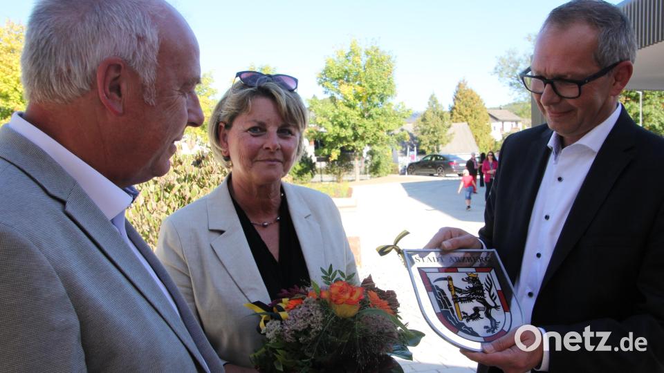 Dritter Bürgermeister Michael Fuchs (rechts) überreicht an Marion Stowasser-Fürbringer und Bernd Fürbringer ein Stadtwappen. Bild: Konrad Rosner [kro] (KONRAD.ROSNER@T-ONLINE.DE)