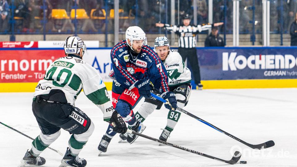 Szenen aus dem Spiel in der DEL2 zwischen den Blue Devils Weiden (blaue Trikots) und den Bietigheim Steelers am Freitag, 5. Dezember 2025. Die Gastgeber gewannen mit 4:1. Bild: Elke Englmaier
