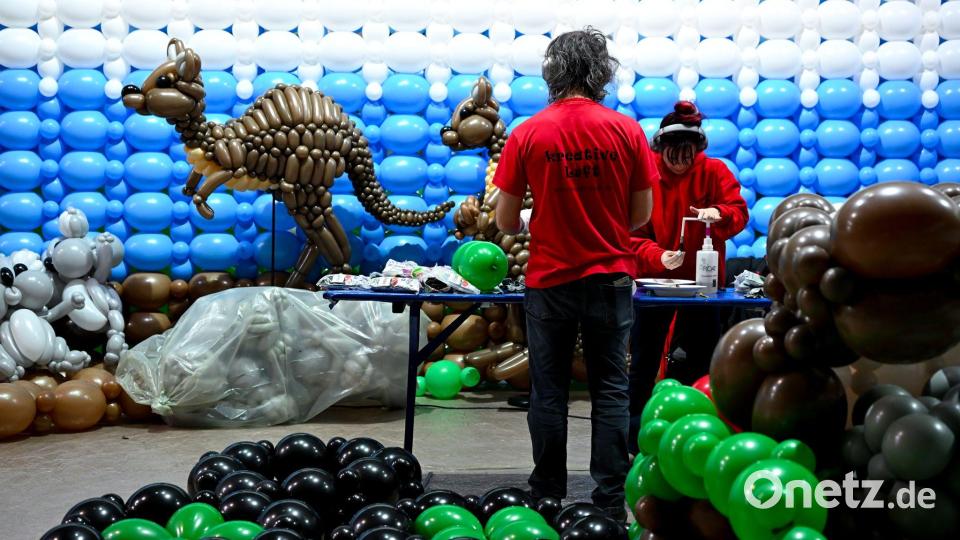 Aus Luftballons mach Dino:  Rund 100 Künstler haben für die Ausstellung „Luftballonwelten“ Tiere, Pflanzen und Sehenswürdigkeiten nachgebaut. Bild: Sven Hoppe/dpa