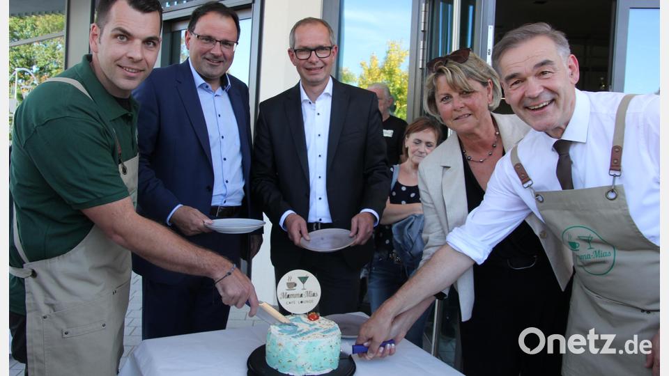 Beim Anschnitt der Eröffnungstorte vor dem Café waren (von links) Daniel Stowasser, Staatssekretär Martin Schöffel, Michael Fuchs, Marion Stowasser-Fürbringer und Landrat Peter Berek dabei. Bild: kro