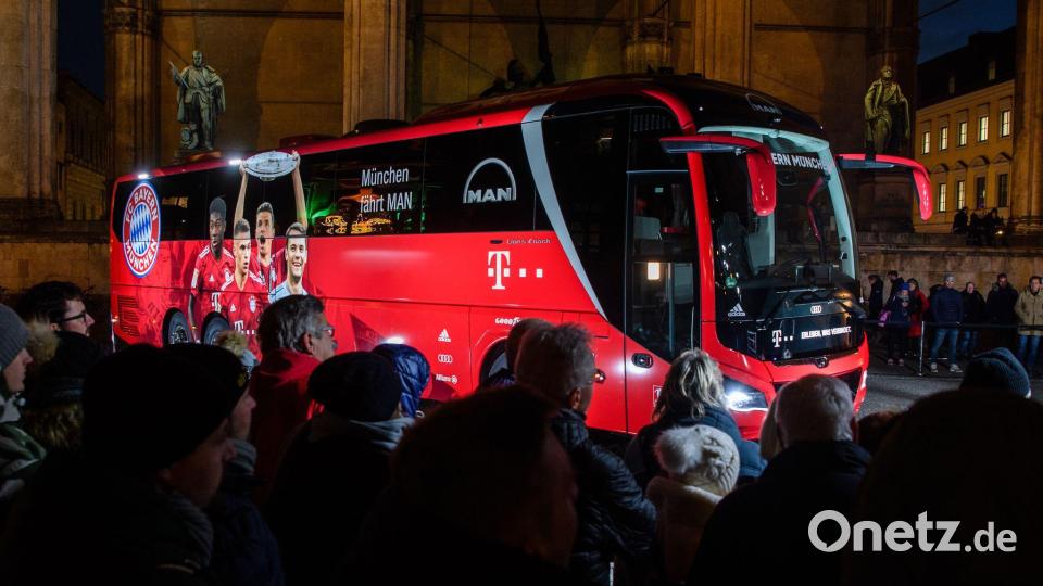 Streik in München: Auch der Mannschaftsbus des FC Bayern muss früher losfahren zum Stadion. (Archivbild) Bild: Matthias Balk/dpa