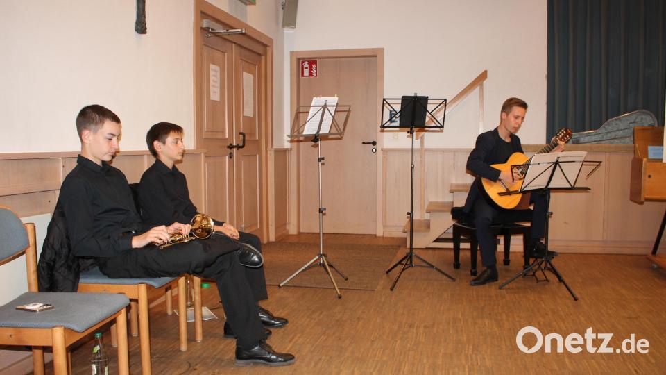 Mit Trompeten- und Gitarrenstücken umrahmten die Musikschüler Noah Kneidl, Michael Gareis und Jan Thumfart (von links) den Festakt. Bild: Bernhard Piegsa