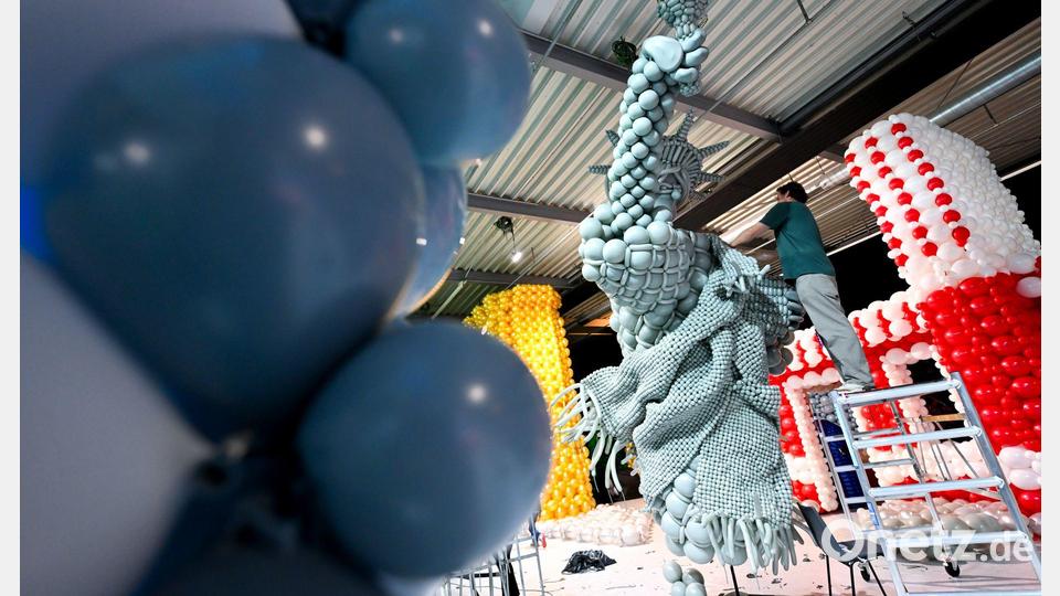 Ballonkünstler arbeiten während eines Pressetermins vor der Eröffnung der Ausstellung „Luftballonwelten“ im Pineapple Park an ihren Objekten. Bild: Sven Hoppe/dpa