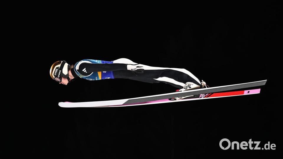 Marius Lindvik gewann Silber im Mixed-Team und sprach danach auch über Philipp Raimund. Bild: Daniel Karmann/dpa