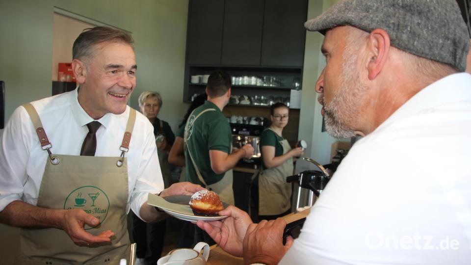 Landrat Peter Berek verteilte im Cafe gutgelaunt Krapfen. Bild: kro