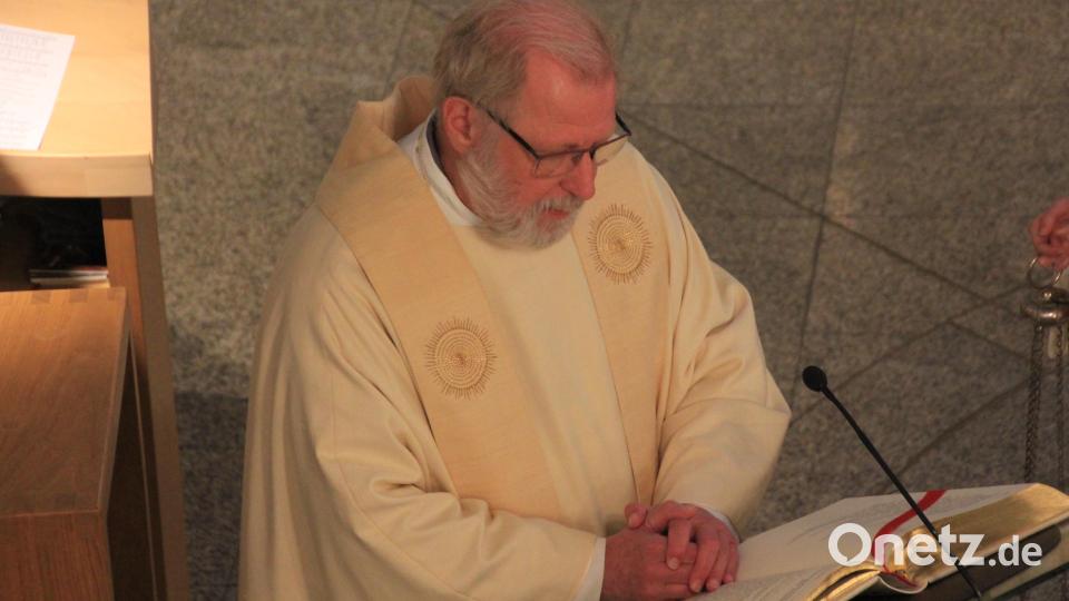Pater Benedikt trag das Evangelium vor. Bild: kro