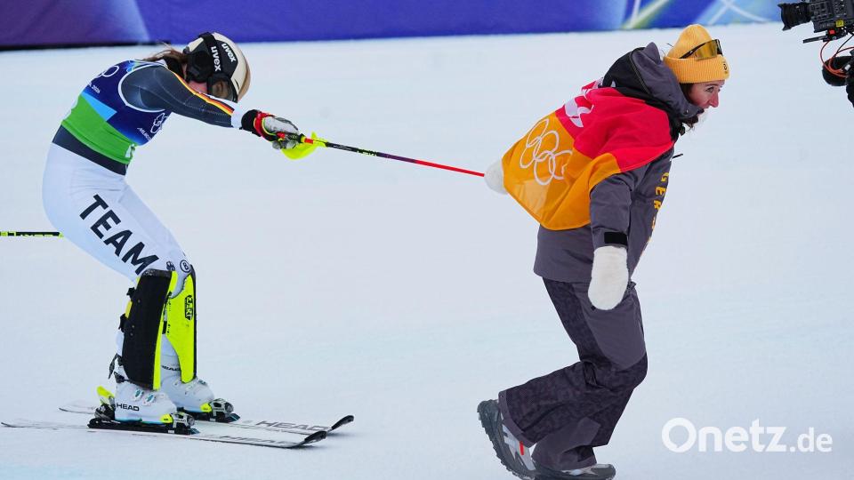 Konnten im Ziel gut Rumflachsen: Emma Aicher (links) und Kira Weidle-Winkelmann. Bild: Michael Kappeler/dpa