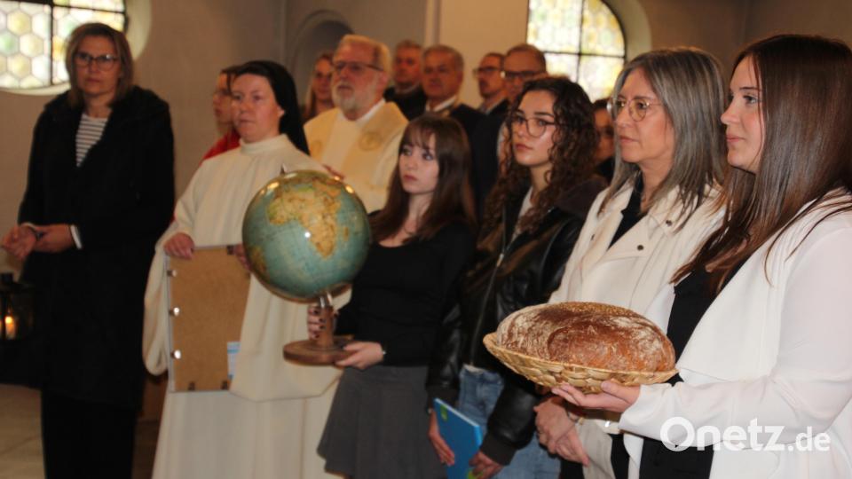 Stefanie Riedl (von links), Schwester Raphaela, Schülerinnen der Realschule und Kerstin Reiter, die Leiterin der Mädchenrealschule, trugen die Fürbitten vor und überreichten symbolische Geschenke. Bild: kro