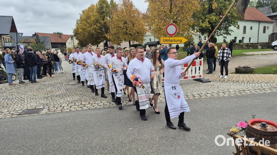 Viele Zuschauer verfolgten den Aufmarsch der Kirwagesellschaft auf dem Dorfplatz. Bild: whü
