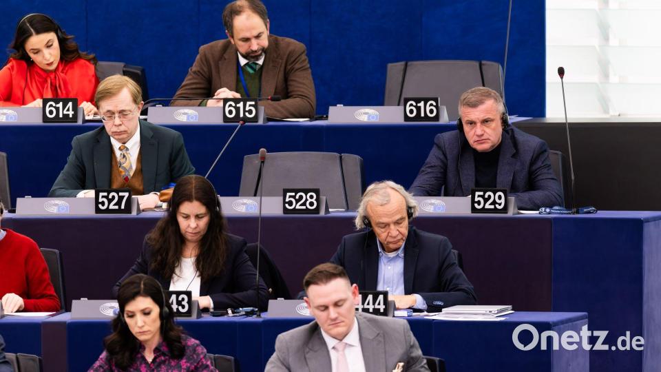 Der Stuhl von Peter Bystron, Platz Nummer 528, war leer, als über die Aufhebung seiner Immunität abgestimmt wurde. Bild: Philipp von Ditfurth/dpa