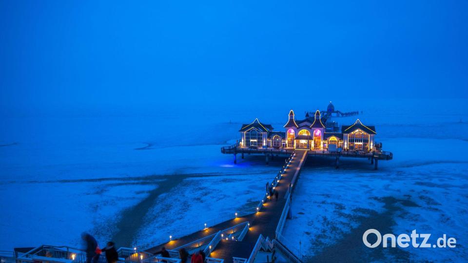 Blaue Stunde auf Eis - Seebrücke auf Rügen Bild: Jens Büttner/dpa