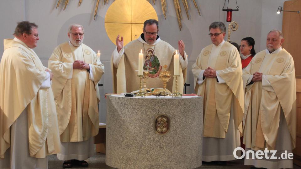Beim Festgottesdienst (von links) Pfarrer Sven Grillmeier, Pater Benedikt, Abtpräses Vinzenz Wohlwend, Dekan Simon Mayer und Dekan Alfons Forster. Bild: kro