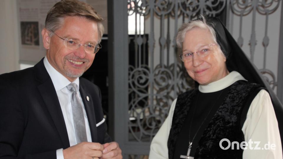 Zwei, die sich verstehen: Landtagsvizepräsident Tobias Reiß und Äbtissin Laetitia Fech freuen sich über die Jubiläumsfeierlichkeiten im Kloster Waldsassen und auch über eine besondere Verbindung. Bild: kro