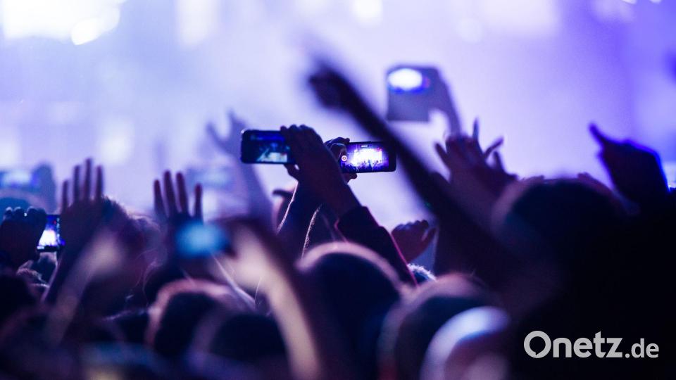 Der Versuch, an Tickets für Riesenkonzerte zu kommen, gleicht für viele Fans inzwischen einem Wettkampf. (Symbolbild) Bild: Christophe Gateau/dpa