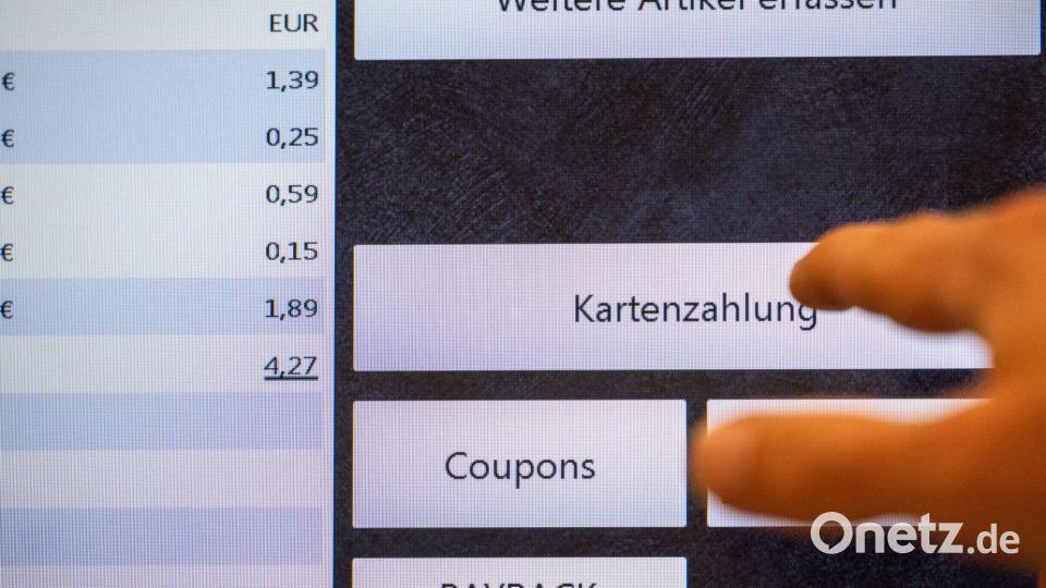 Auch kleinere Beträge werden inzwischen oft mit Karte bezahlt. (Symbolbild) Bild: Leonie Asendorpf/dpa