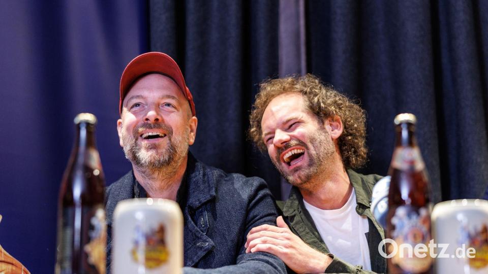 Der neue und der alte Fastenprediger: Stephan Zinner (links) und Maxi Schafroth. Bild: Matthias Balk/dpa