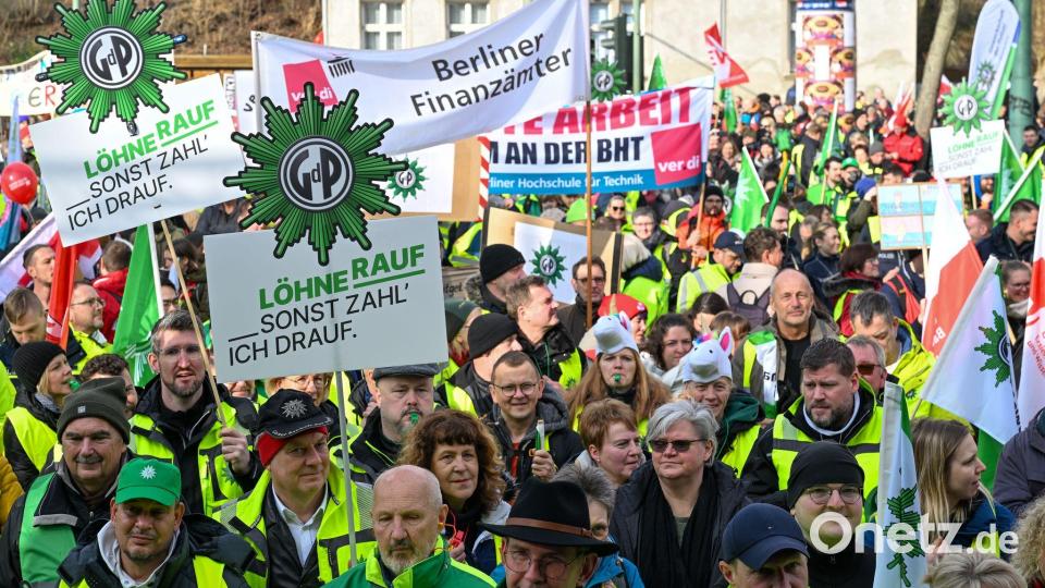 Begleitet wurde der Verhandlungsauftakt von erneuten Demonstrationen. Bild: Soeren Stache/dpa