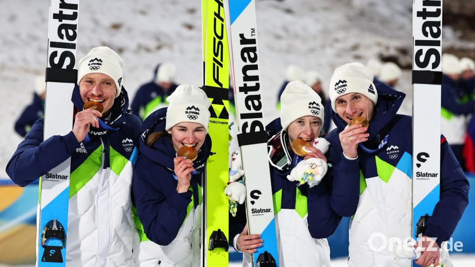 Gemeinsamer Jubel: Nika Prevc (2.v.r) und ihr Bruder Domen (r) freuen sich über den Familienerfolg. Bild: Daniel Karmann/dpa
