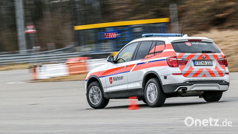 Rallye-Fahrerin Jutta Kleinschmidt schult Einsatzkräfte des Malteser-Rettungsdienstes hinter dem Steuer. Bild: Jason Tschepljakow/dpa