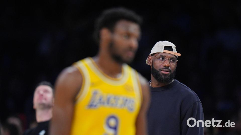LeBron James konnte bei der deutlichen Niederlage der Lakers nur vom Spielfeldrand zusehen. Bild: Jae C. Hong/AP/dpa