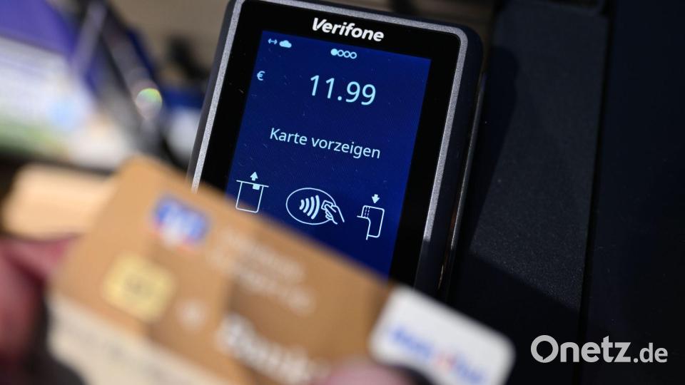 Vor allem das kontaktlose Bezahlen ist beliebt. (Symbolbild) Bild: Bernd Weißbrod/dpa