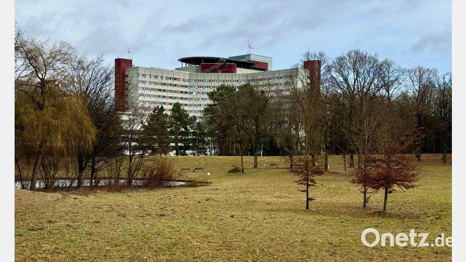Für den Neubau des Augsburger Universitätsklinikums soll der große Park in der Nachbarschaft weichen. Bild: Ulf Vogler/dpa