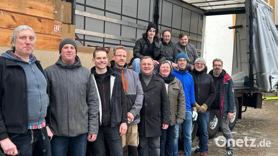 Schwerlastverkehr im Pfarrgarten: „Löschen“ der LKW-Ladung aus Bonn. Auch Pfarrer Markus Brunner (mittig stehend) und Kaplan Johannes Spindler (m. sitzend) packen mit an. Bild: Jonas Hammer