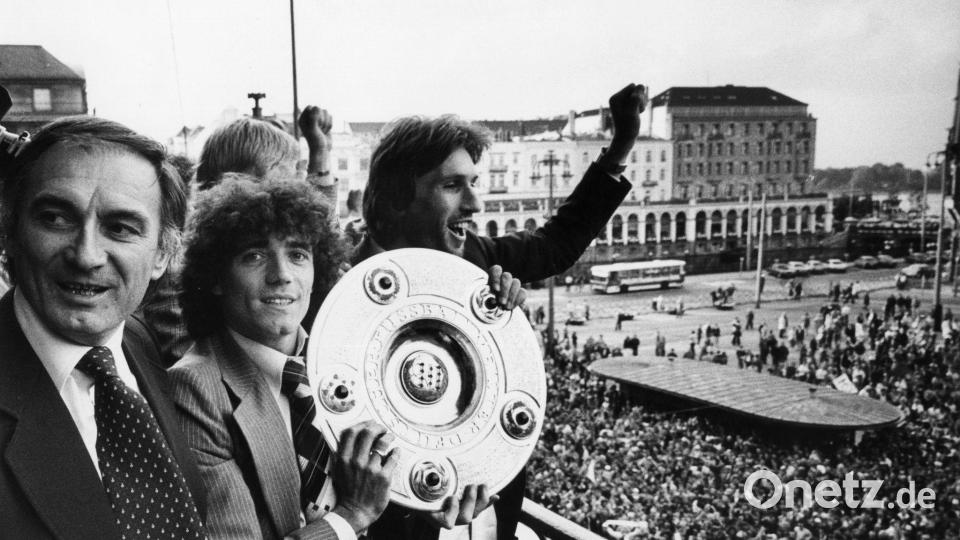 Unter Trainer Branco Zebec (l) feierte Kevin Keegan (2. v l) 1979 mit dem HSV die deutsche Meisterschaft. Bild: Werner Baum/dpa