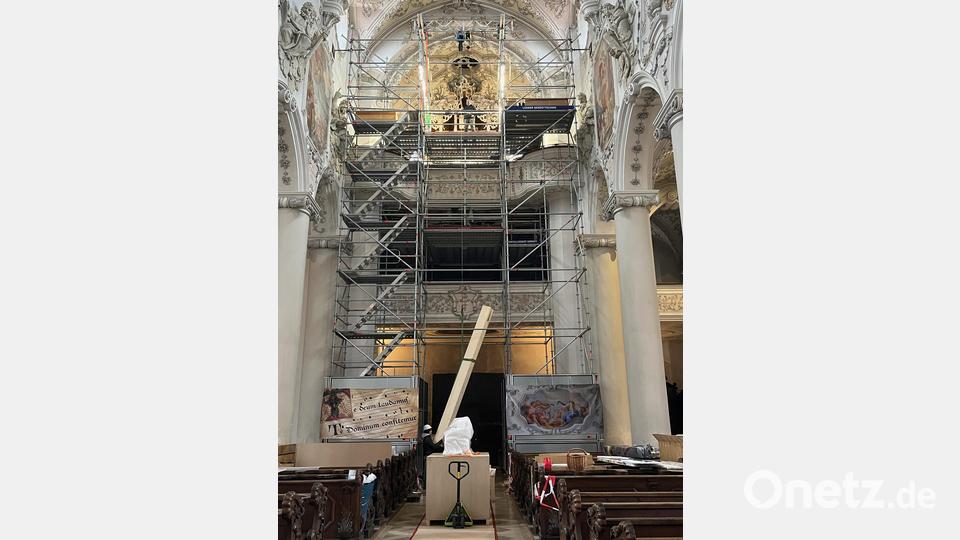 Ein kräftiges „Hoch!“ für das große C des Principalbass 16' mit über fünf Meter Länge. Die größte Pfeife spielt den tiefsten Ton der Orgel. Bild: dok