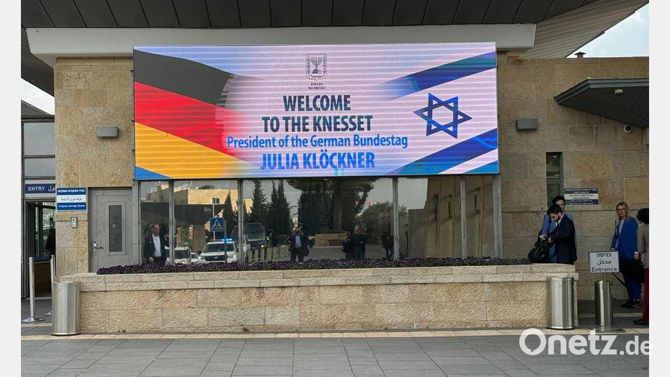 Bundestagspräsidentin Julia Klöckner wird schon am Eingang der Knesset in großen Buchstaben begrüßt. Bild: Ulrich Steinkohl/dpa