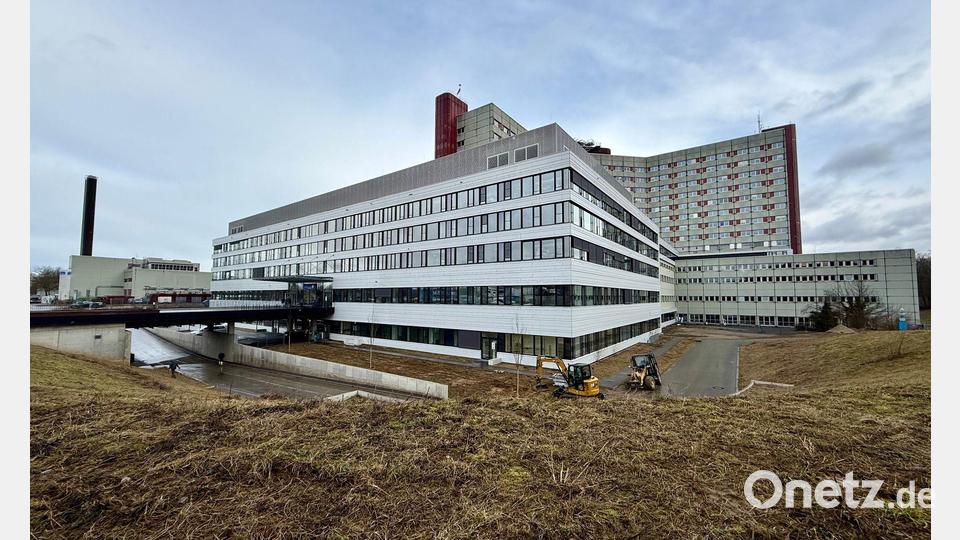 In das neue Zentrum für Intensivmedizin neben dem Augsburger Uniklinikum wurden 190 Millionen Euro investiert. Bild: Ulf Vogler/dpa