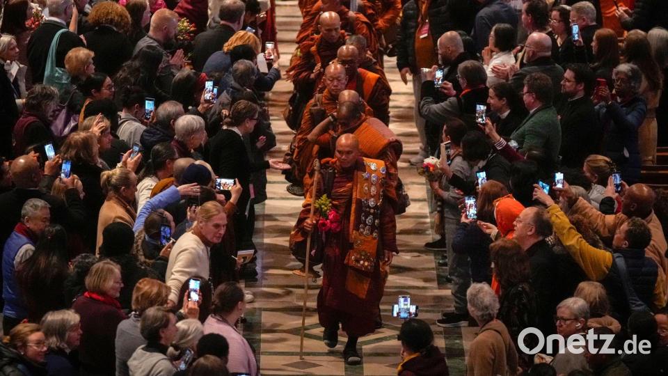 Der Mönch Bhikkhu Pannakara (vorne) und seine buddhistischen Mitbrüder verlassen die Washington National Cathedral nach einer Veranstaltung anlässlich ihres Marsches für den Frieden. Bild: Mark Schiefelbein/AP/dpa