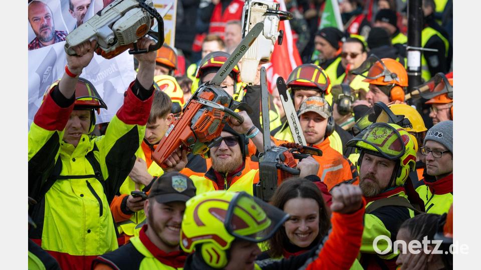 Forstarbeiter demonstrieren in Potsdam mit Kettensägen vor Beginn der dritten Runde der Tarifverhandlungen für den öffentlichen Dienst der Länder. Bild: Soeren Stache/dpa