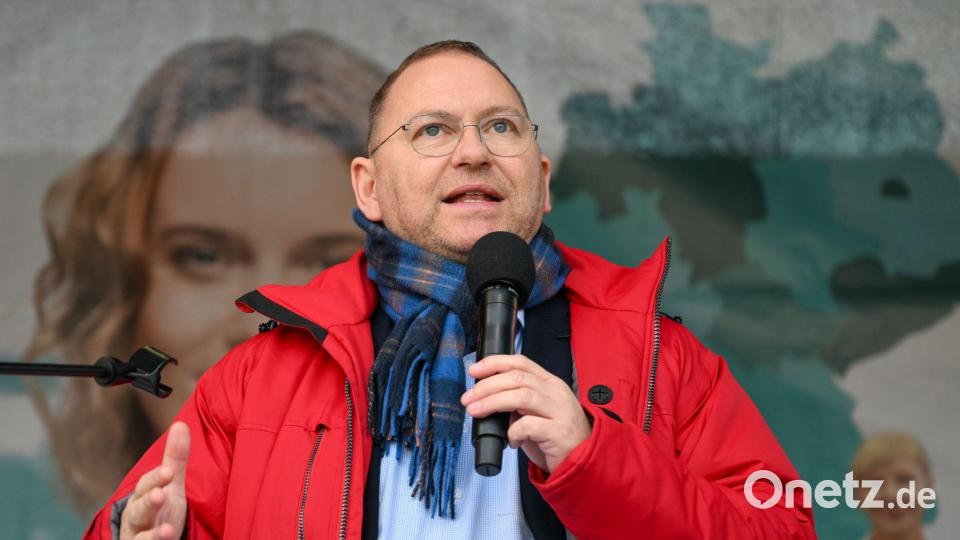 Verdi-Chef Frank Werneke macht vor Beschäftigten noch einmal Druck. Bild: Soeren Stache/dpa