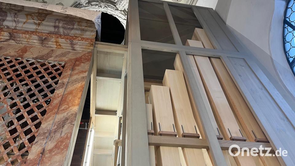 Die trichterförmigen Becher des Posaunenbass 16' am Rand der hinteren Orgelscheibe, die unten aus dem Kirchenraum nicht zu sehen ist. Bild: dok