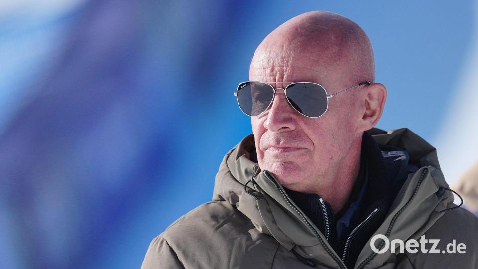 Johan Eliasch verfolgte das Rennen der Kombinierer gemeinsam mit Coventry. Bild: Michael Kappeler/dpa