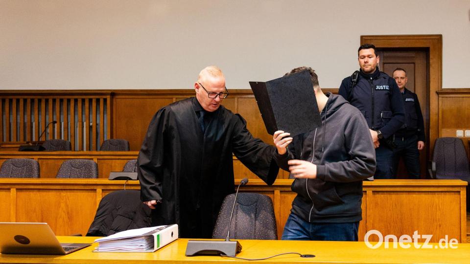 Der Prozess hat mit der Anklage und der Einlassung des Angeklagten begonnen. Bild: Laszlo Pinter/dpa