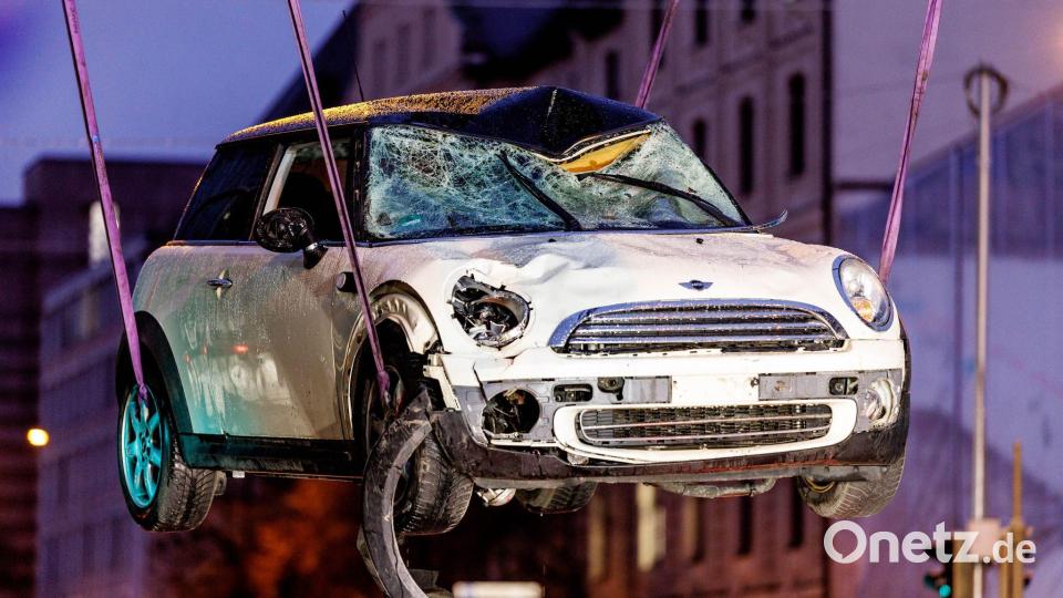 Das zerstörte Auto nach dem Anschlag. (Archivbild) Bild: Matthias Balk/dpa