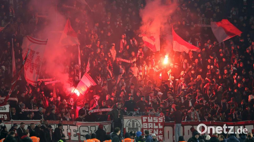 Freiburgs Fans feiern mit ihren Spielern den Einzug ins Halbfinale des DFB-Pokals. Bild: Andreas Gora/dpa