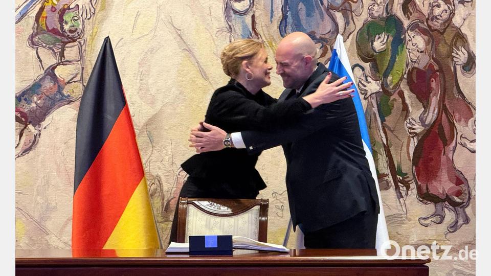 Spontane Umarmung: die Parlamentspräsidenten Deutschlands und Israels, Julia Klöckner (CDU) und Amir Ohana Bild: Ulrich Steinkohl/dpa