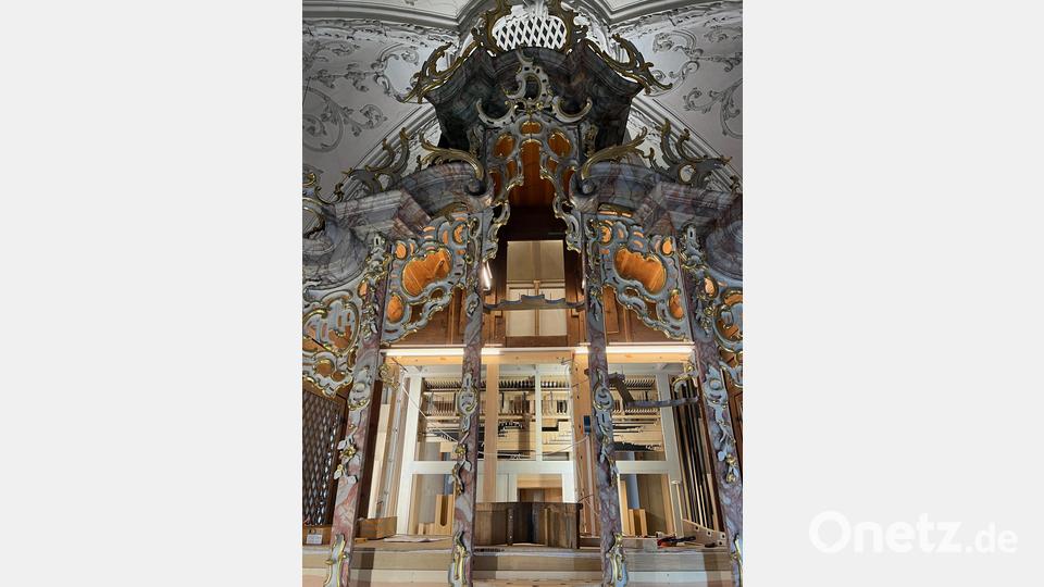 Dieser seltene Einblick in das Orgelgehäuse wird bald wieder durch die Prospektpfeifen des Prinzipal 8' verdeckt. Bild: dok