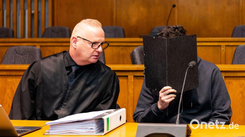 Der wegen Mordes angeklagte junge Mann sitzt neben seinem Verteidiger Michael Rehberger im Landgericht Saarbrücken. Bild: Laszlo Pinter/dpa