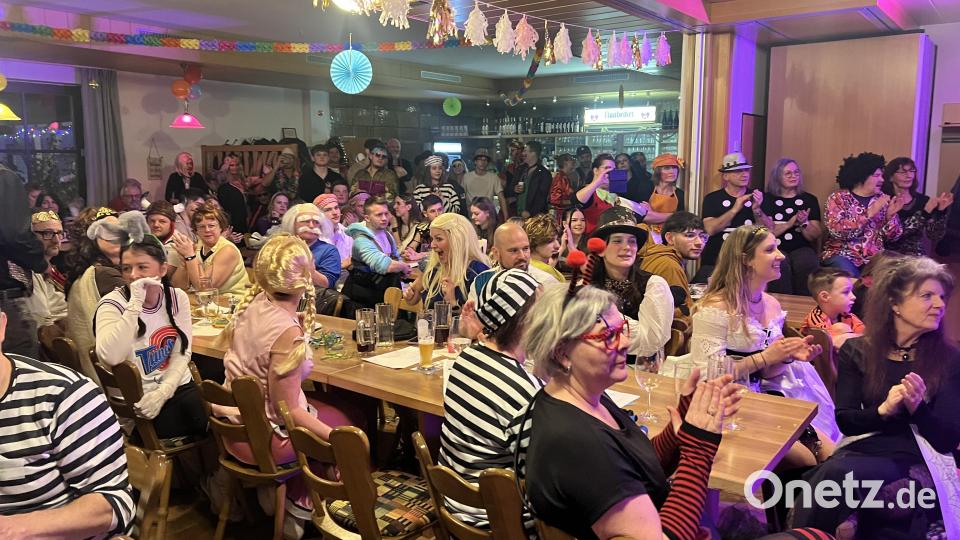 Beste Stimmung herrscht im vollbesetzten Berggasthof. Bild: Wendl