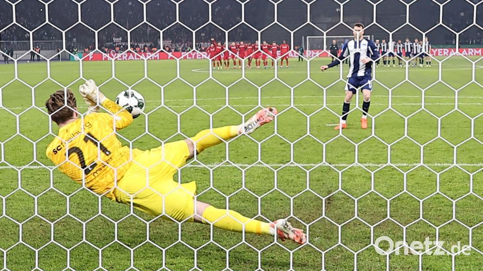 Freiburgs Keeper Florian Müller pariert im Elfmeterschießen gegen Hertha BSC zwei Schüsse. Bild: Andreas Gora/dpa