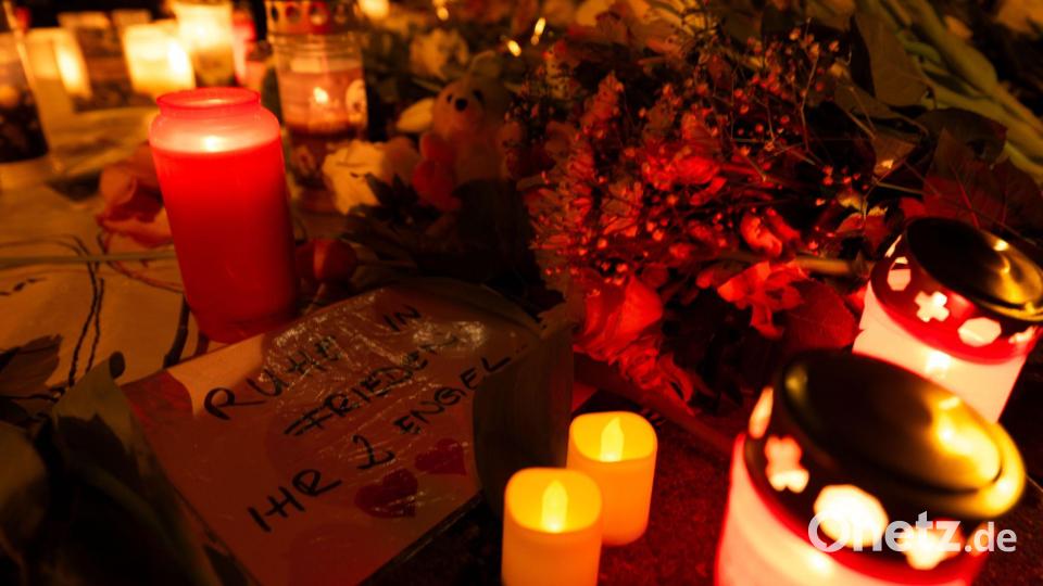 „Ruhe in Frieden, ihr 2 Engel“ hatte jemand im Gedenken an die Opfer geschrieben. (Archivbild) Bild: Pia Bayer/dpa