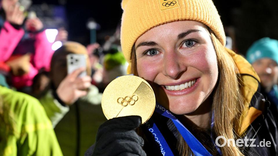 Julia Taubitz jubelt mit ihrer Goldmedaille bei den Olympischen Winterspielen Mailand Cortina 2026. Bild: Robert Michael/dpa